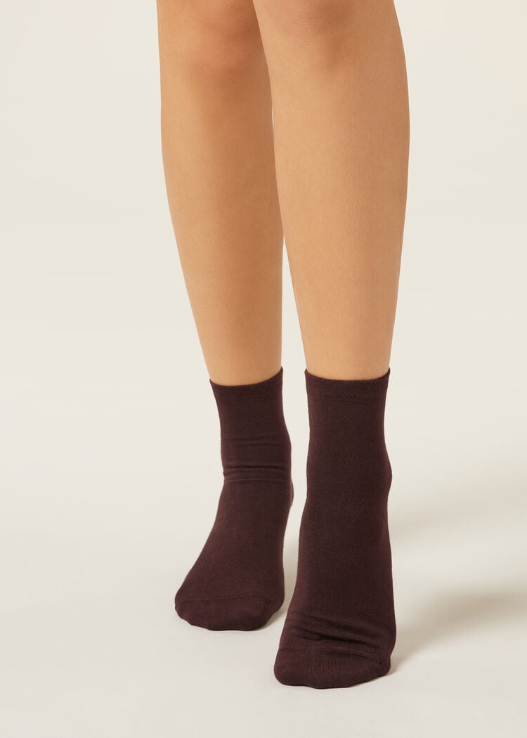 Short socks with trimmed cuffs