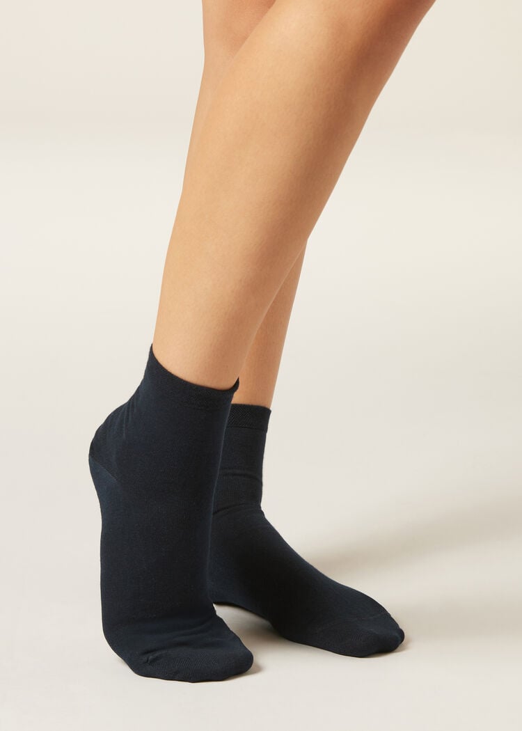 Short socks with trimmed cuffs