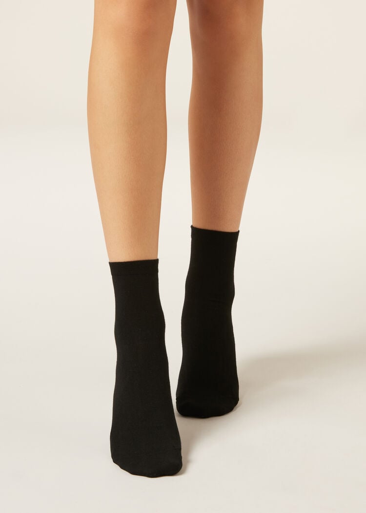 Short socks with trimmed cuffs