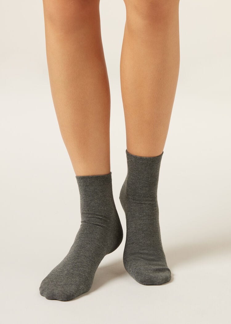 Short socks with trimmed cuffs