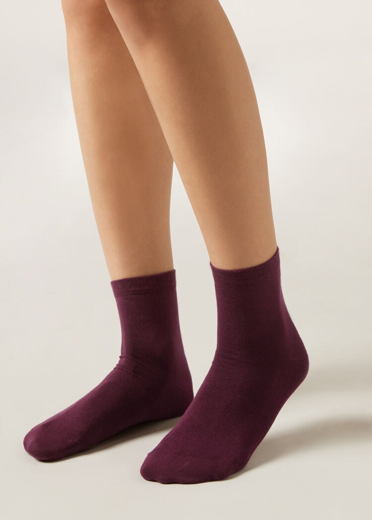 Short socks with trimmed cuffs
