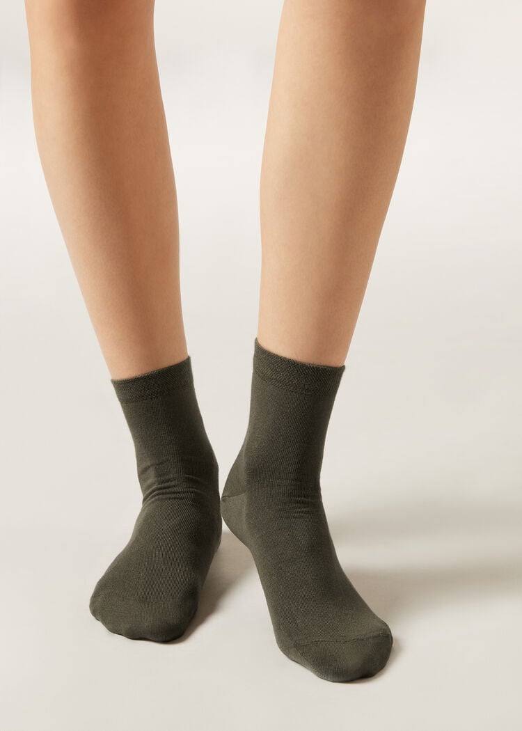 Short socks with trimmed cuffs