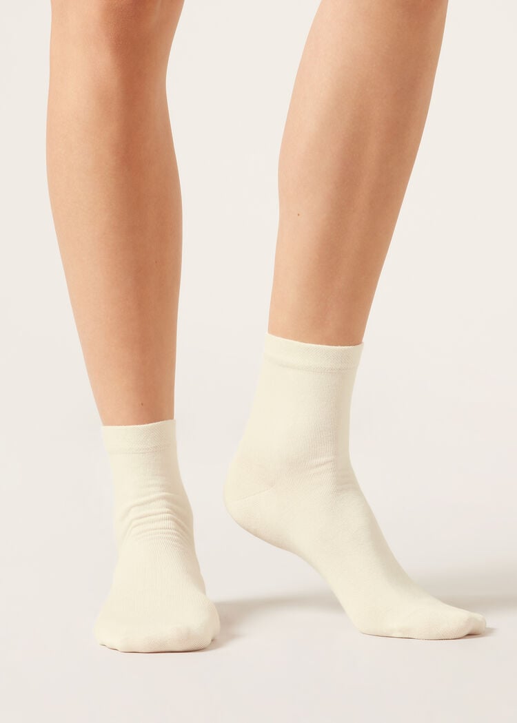 Short socks with trimmed cuffs