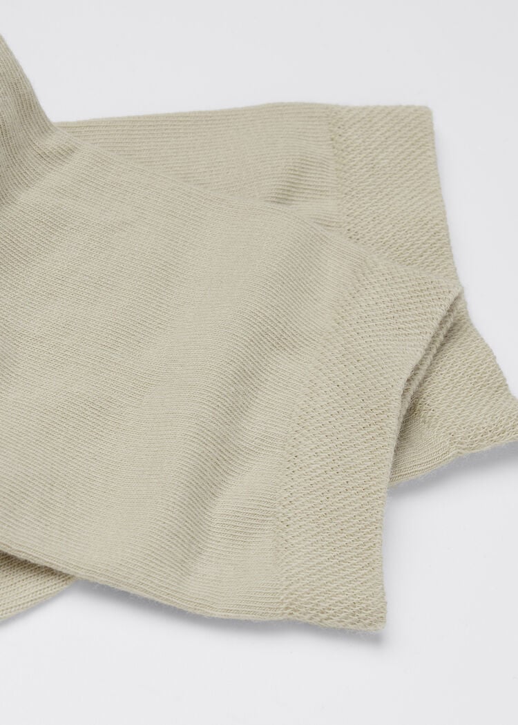 Short socks with trimmed cuffs