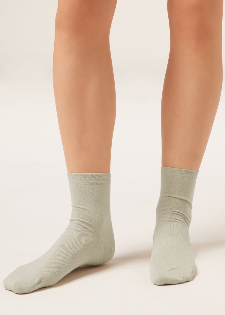 Short socks with trimmed cuffs