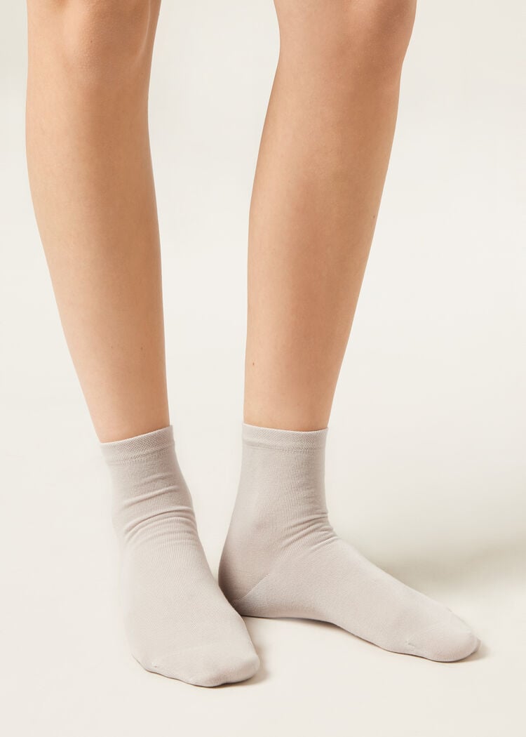 Short socks with trimmed cuffs