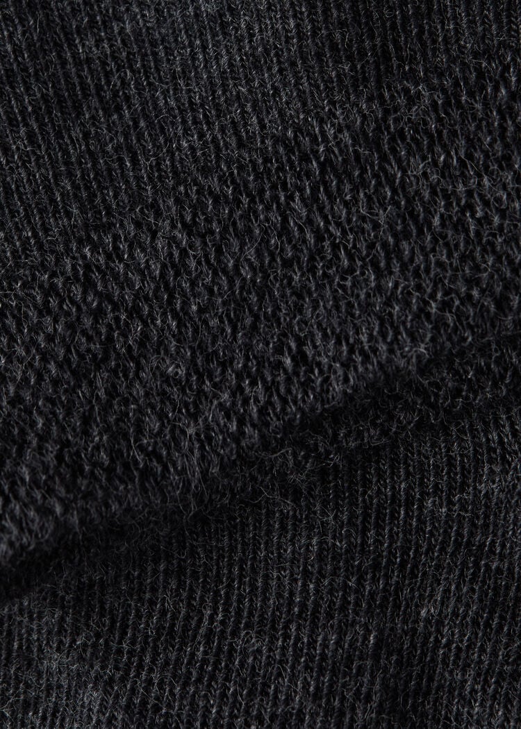 Short socks with trimmed cuffs