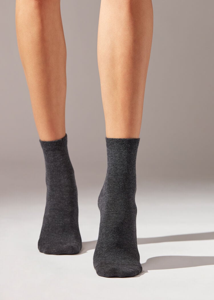 Short socks with trimmed cuffs