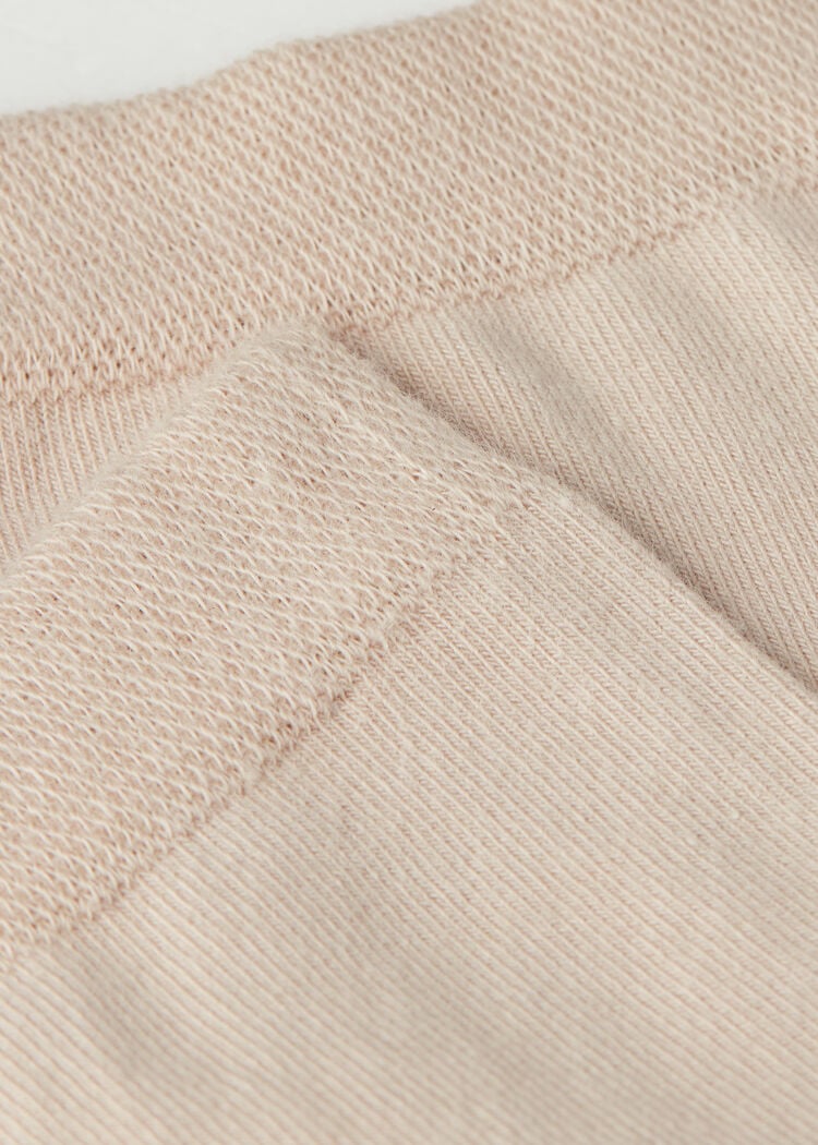 Short socks with trimmed cuffs