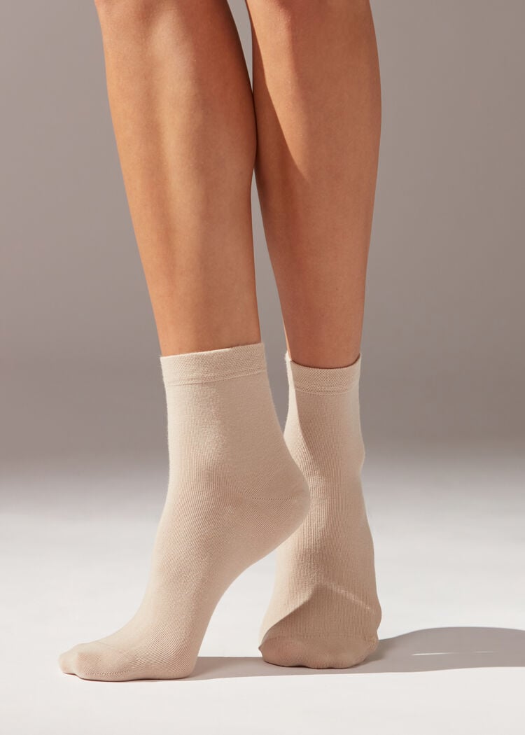 Short socks with trimmed cuffs